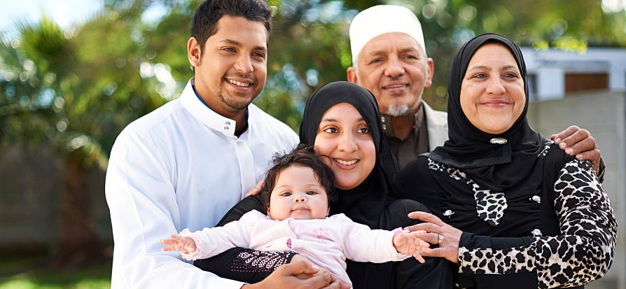 عائلة عربية مسلمة سعيدة تشعر بالأمان