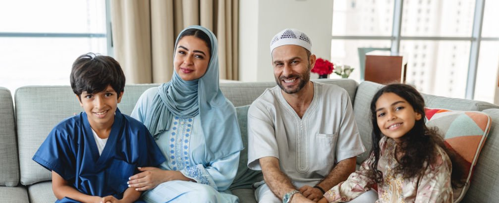 يدان متصافحتان تعبران عن الثقة والشراكة